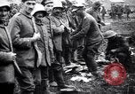 Standbild britischer Offizier sucht nach mehreren deutschen Gefangenen Frankreich, 1916, aus Sekunde 10 historischem Filmmaterial Videoclip 65675028133