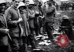 Standbild britischer Offizier sucht nach mehreren deutschen Gefangenen Frankreich, 1916, aus Sekunde 11 historischem Filmmaterial Videoclip 65675028133