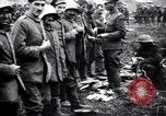 Standbild britischer Offizier sucht nach mehreren deutschen Gefangenen Frankreich, 1916, aus Sekunde 12 historischem Filmmaterial Videoclip 65675028133