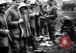Standbild britischer Offizier sucht nach mehreren deutschen Gefangenen Frankreich, 1916, aus Sekunde 13 historischem Filmmaterial Videoclip 65675028133
