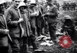 Standbild britischer Offizier sucht nach mehreren deutschen Gefangenen Frankreich, 1916, aus Sekunde 14 historischem Filmmaterial Videoclip 65675028133