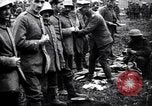 Standbild britischer Offizier sucht nach mehreren deutschen Gefangenen Frankreich, 1916, aus Sekunde 15 historischem Filmmaterial Videoclip 65675028133