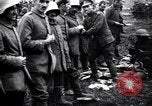 Standbild britischer Offizier sucht nach mehreren deutschen Gefangenen Frankreich, 1916, aus Sekunde 16 historischem Filmmaterial Videoclip 65675028133