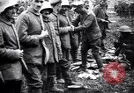 Standbild britischer Offizier sucht nach mehreren deutschen Gefangenen Frankreich, 1916, aus Sekunde 17 historischem Filmmaterial Videoclip 65675028133