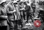 Standbild britischer Offizier sucht nach mehreren deutschen Gefangenen Frankreich, 1916, aus Sekunde 18 historischem Filmmaterial Videoclip 65675028133