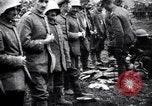 Standbild britischer Offizier sucht nach mehreren deutschen Gefangenen Frankreich, 1916, aus Sekunde 19 historischem Filmmaterial Videoclip 65675028133