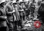 Standbild britischer Offizier sucht nach mehreren deutschen Gefangenen Frankreich, 1916, aus Sekunde 20 historischem Filmmaterial Videoclip 65675028133