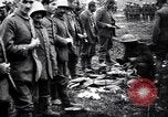 Standbild britischer Offizier sucht nach mehreren deutschen Gefangenen Frankreich, 1916, aus Sekunde 21 historischem Filmmaterial Videoclip 65675028133