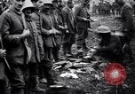 Standbild britischer Offizier sucht nach mehreren deutschen Gefangenen Frankreich, 1916, aus Sekunde 22 historischem Filmmaterial Videoclip 65675028133