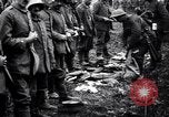 Standbild britischer Offizier sucht nach mehreren deutschen Gefangenen Frankreich, 1916, aus Sekunde 23 historischem Filmmaterial Videoclip 65675028133