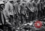 Standbild britischer Offizier sucht nach mehreren deutschen Gefangenen Frankreich, 1916, aus Sekunde 24 historischem Filmmaterial Videoclip 65675028133