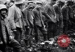 Standbild britischer Offizier sucht nach mehreren deutschen Gefangenen Frankreich, 1916, aus Sekunde 25 historischem Filmmaterial Videoclip 65675028133