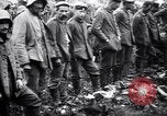Standbild britischer Offizier sucht nach mehreren deutschen Gefangenen Frankreich, 1916, aus Sekunde 26 historischem Filmmaterial Videoclip 65675028133
