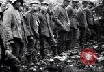Standbild britischer Offizier sucht nach mehreren deutschen Gefangenen Frankreich, 1916, aus Sekunde 27 historischem Filmmaterial Videoclip 65675028133