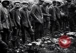 Standbild britischer Offizier sucht nach mehreren deutschen Gefangenen Frankreich, 1916, aus Sekunde 29 historischem Filmmaterial Videoclip 65675028133