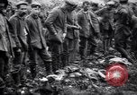 Standbild britischer Offizier sucht nach mehreren deutschen Gefangenen Frankreich, 1916, aus Sekunde 30 historischem Filmmaterial Videoclip 65675028133