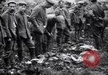 Standbild britischer Offizier sucht nach mehreren deutschen Gefangenen Frankreich, 1916, aus Sekunde 31 historischem Filmmaterial Videoclip 65675028133