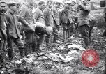 Standbild britischer Offizier sucht nach mehreren deutschen Gefangenen Frankreich, 1916, aus Sekunde 33 historischem Filmmaterial Videoclip 65675028133