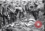 Standbild britischer Offizier sucht nach mehreren deutschen Gefangenen Frankreich, 1916, aus Sekunde 34 historischem Filmmaterial Videoclip 65675028133