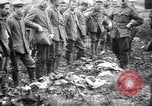 Standbild britischer Offizier sucht nach mehreren deutschen Gefangenen Frankreich, 1916, aus Sekunde 35 historischem Filmmaterial Videoclip 65675028133