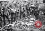Standbild britischer Offizier sucht nach mehreren deutschen Gefangenen Frankreich, 1916, aus Sekunde 36 historischem Filmmaterial Videoclip 65675028133