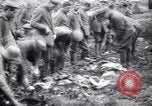 Standbild britischer Offizier sucht nach mehreren deutschen Gefangenen Frankreich, 1916, aus Sekunde 38 historischem Filmmaterial Videoclip 65675028133