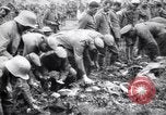 Standbild britischer Offizier sucht nach mehreren deutschen Gefangenen Frankreich, 1916, aus Sekunde 39 historischem Filmmaterial Videoclip 65675028133