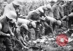 Standbild britischer Offizier sucht nach mehreren deutschen Gefangenen Frankreich, 1916, aus Sekunde 40 historischem Filmmaterial Videoclip 65675028133