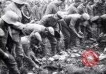 Standbild britischer Offizier sucht nach mehreren deutschen Gefangenen Frankreich, 1916, aus Sekunde 41 historischem Filmmaterial Videoclip 65675028133