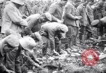 Standbild britischer Offizier sucht nach mehreren deutschen Gefangenen Frankreich, 1916, aus Sekunde 42 historischem Filmmaterial Videoclip 65675028133