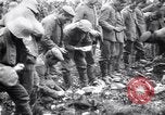 Standbild britischer Offizier sucht nach mehreren deutschen Gefangenen Frankreich, 1916, aus Sekunde 43 historischem Filmmaterial Videoclip 65675028133