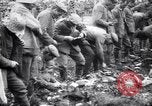 Standbild britischer Offizier sucht nach mehreren deutschen Gefangenen Frankreich, 1916, aus Sekunde 45 historischem Filmmaterial Videoclip 65675028133
