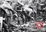 Standbild britischer Offizier sucht nach mehreren deutschen Gefangenen Frankreich, 1916, aus Sekunde 46 historischem Filmmaterial Videoclip 65675028133