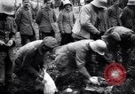 Standbild britischer Offizier sucht nach mehreren deutschen Gefangenen Frankreich, 1916, aus Sekunde 49 historischem Filmmaterial Videoclip 65675028133