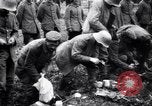 Standbild britischer Offizier sucht nach mehreren deutschen Gefangenen Frankreich, 1916, aus Sekunde 50 historischem Filmmaterial Videoclip 65675028133