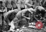 Standbild britischer Offizier sucht nach mehreren deutschen Gefangenen Frankreich, 1916, aus Sekunde 51 historischem Filmmaterial Videoclip 65675028133