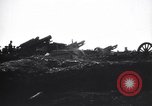 Standbild Britische Artillerie Feuern in der Schlacht der Ancre Frankreich, 1916, aus Sekunde 12 historischem Filmmaterial Videoclip 65675028141