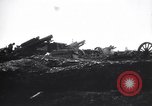 Standbild Britische Artillerie Feuern in der Schlacht der Ancre Frankreich, 1916, aus Sekunde 13 historischem Filmmaterial Videoclip 65675028141