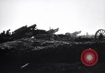 Standbild Britische Artillerie Feuern in der Schlacht der Ancre Frankreich, 1916, aus Sekunde 17 historischem Filmmaterial Videoclip 65675028141