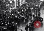 Standbild britischen Frauen März für die Arbeit in Ersten Weltkrieg Aufwand Vereinigtes Königreich, 1914, aus Sekunde 12 historischem Filmmaterial Videoclip 65675028143