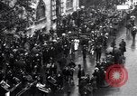 Standbild britischen Frauen März für die Arbeit in Ersten Weltkrieg Aufwand Vereinigtes Königreich, 1914, aus Sekunde 18 historischem Filmmaterial Videoclip 65675028143
