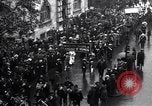 Standbild britischen Frauen März für die Arbeit in Ersten Weltkrieg Aufwand Vereinigtes Königreich, 1914, aus Sekunde 20 historischem Filmmaterial Videoclip 65675028143