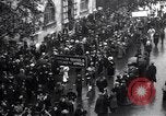 Standbild britischen Frauen März für die Arbeit in Ersten Weltkrieg Aufwand Vereinigtes Königreich, 1914, aus Sekunde 22 historischem Filmmaterial Videoclip 65675028143