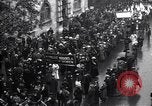 Standbild britischen Frauen März für die Arbeit in Ersten Weltkrieg Aufwand Vereinigtes Königreich, 1914, aus Sekunde 24 historischem Filmmaterial Videoclip 65675028143