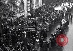Standbild britischen Frauen März für die Arbeit in Ersten Weltkrieg Aufwand Vereinigtes Königreich, 1914, aus Sekunde 25 historischem Filmmaterial Videoclip 65675028143