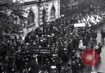Standbild britischen Frauen März für die Arbeit in Ersten Weltkrieg Aufwand Vereinigtes Königreich, 1914, aus Sekunde 28 historischem Filmmaterial Videoclip 65675028143