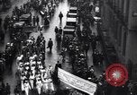 Standbild britischen Frauen März für die Arbeit in Ersten Weltkrieg Aufwand Vereinigtes Königreich, 1914, aus Sekunde 45 historischem Filmmaterial Videoclip 65675028143