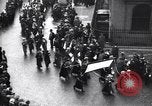 Standbild britischen Frauen März für die Arbeit in Ersten Weltkrieg Aufwand Vereinigtes Königreich, 1914, aus Sekunde 51 historischem Filmmaterial Videoclip 65675028143