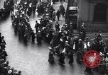 Standbild britischen Frauen März für die Arbeit in Ersten Weltkrieg Aufwand Vereinigtes Königreich, 1914, aus Sekunde 54 historischem Filmmaterial Videoclip 65675028143