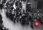 Standbild britischen Frauen März für die Arbeit in Ersten Weltkrieg Aufwand Vereinigtes Königreich, 1914, aus Sekunde 58 historischem Filmmaterial Videoclip 65675028143